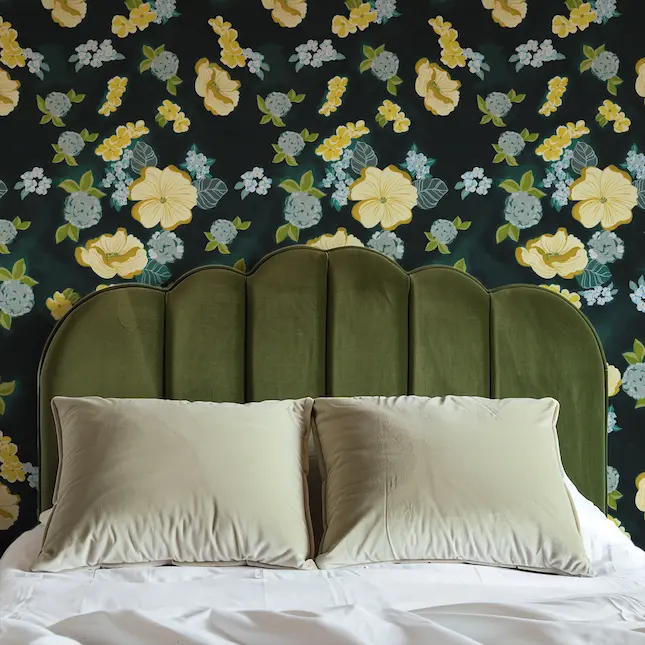 Anouk, papier peint motif à grosse fleurs, son bleu profond et ses fleurs vives vous montreront le chemin aux rêves! Motif disponible en papier peint et en tissus d'ameublement.